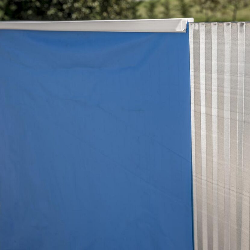 Blaue Poolfolie und gewellte Seitenwand