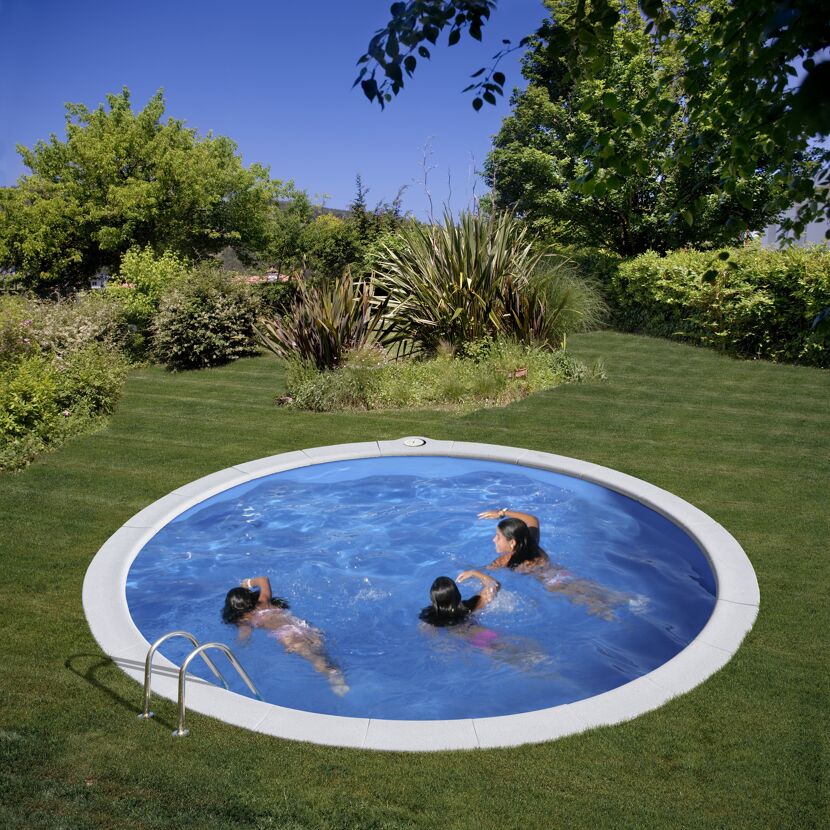 Drei Personen schwimmen in einem runden Pool.