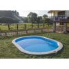 Ovaler Pool mit blauer Folie im Garten