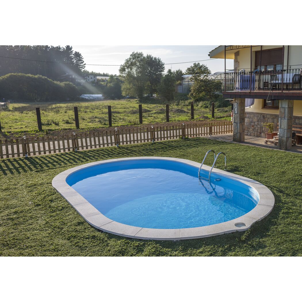 Ovaler Pool mit blauer Folie im Garten