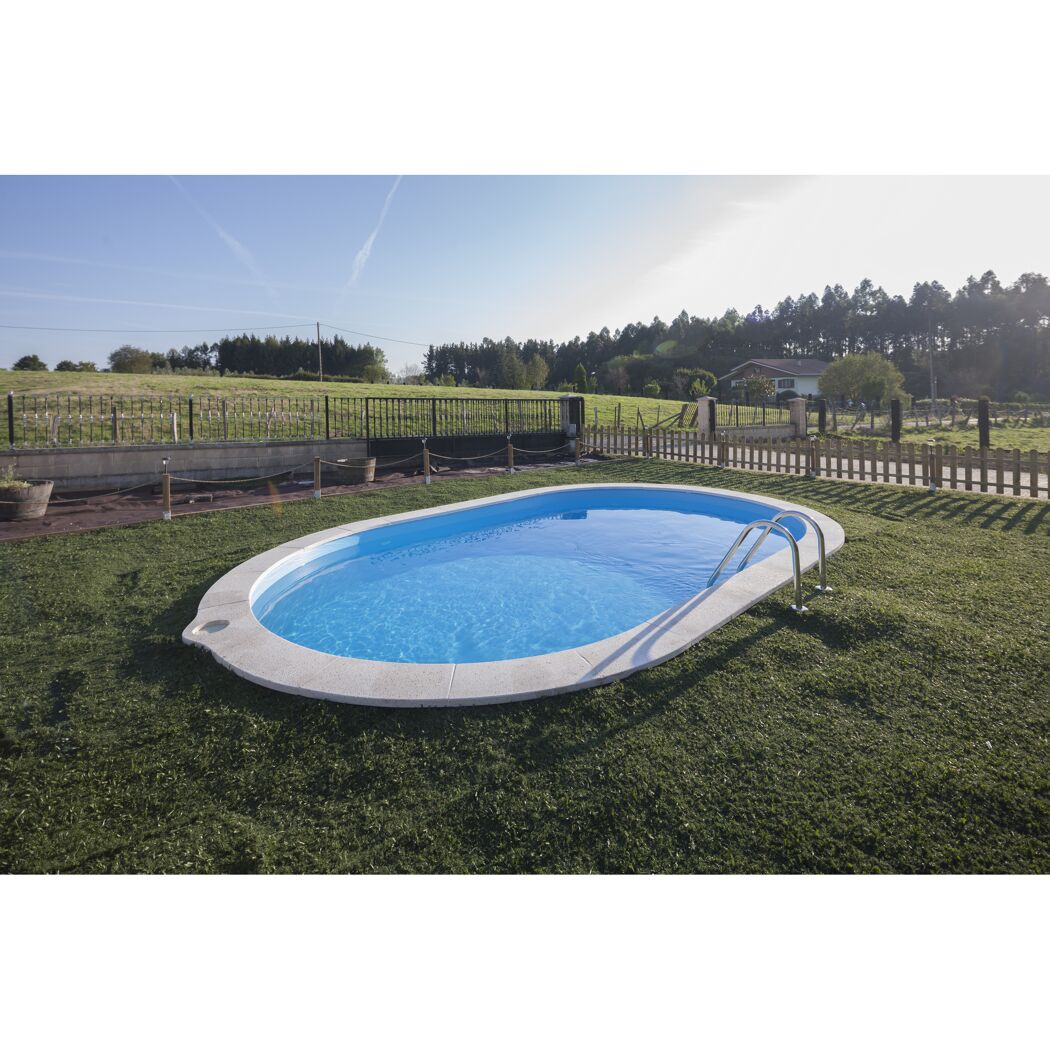 Ovaler Pool mit Leiter im Garten