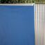 Blaue Poolfolie am Ovalpool befestigt