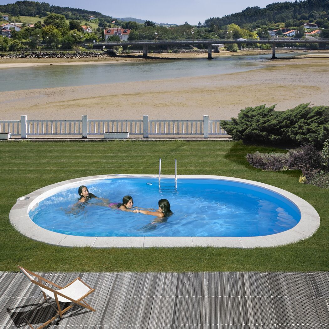 Drei Personen im ovalen Pool SUMATRA