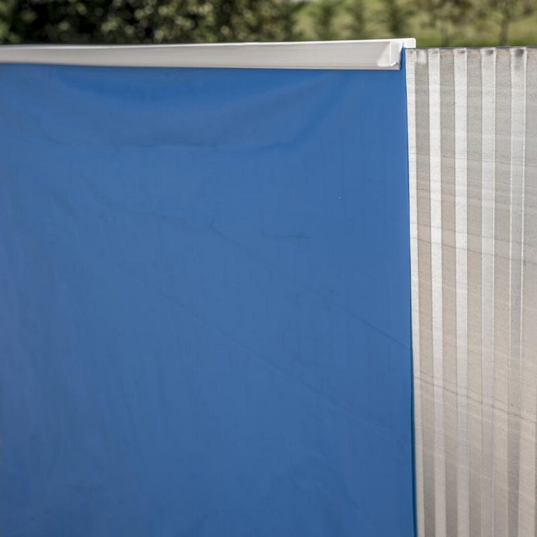 Blaue Poolfolie am Beckenrand