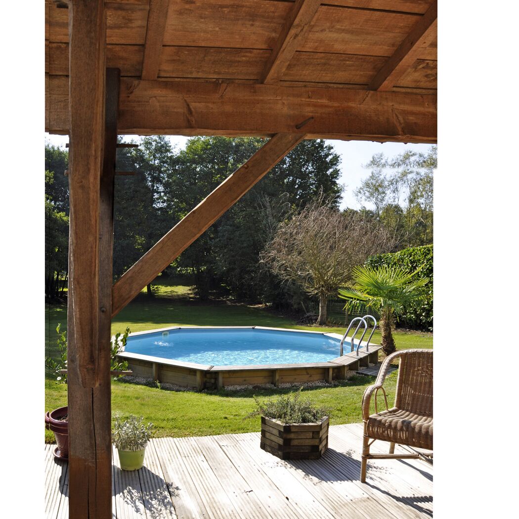 Achteckiger Pool im Garten