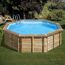 Achteckiger Holzpool mit Leiter im Garten