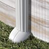 Poolstütze am Poolrand auf Rasen