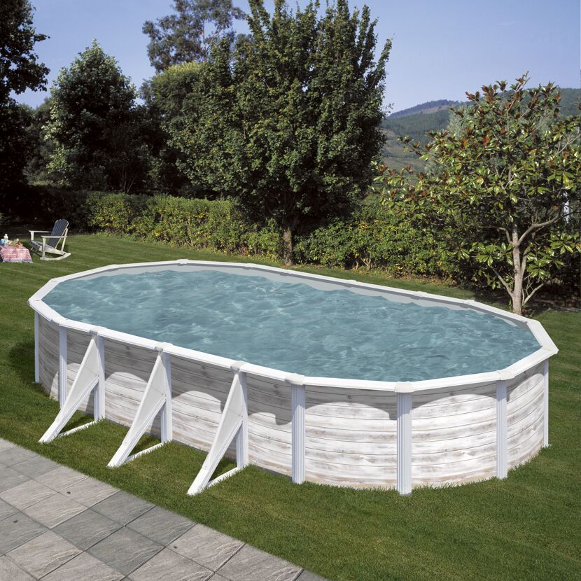 Ovaler Pool mit Holzoptik im Garten