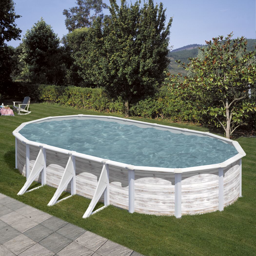Ovaler Pool mit Holzoptik im Garten