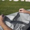 Person beim Aufbau eines Pools
