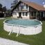 Ovaler Pool mit Holzoptik im Garten