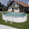Ovaler Aufstellpool mit Holzoptik im Garten