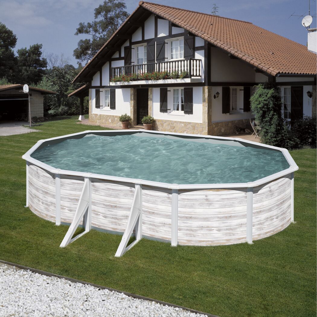 Ovaler Aufstellpool mit Holzoptik im Garten