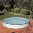 Runder, weißer Pool im Garten