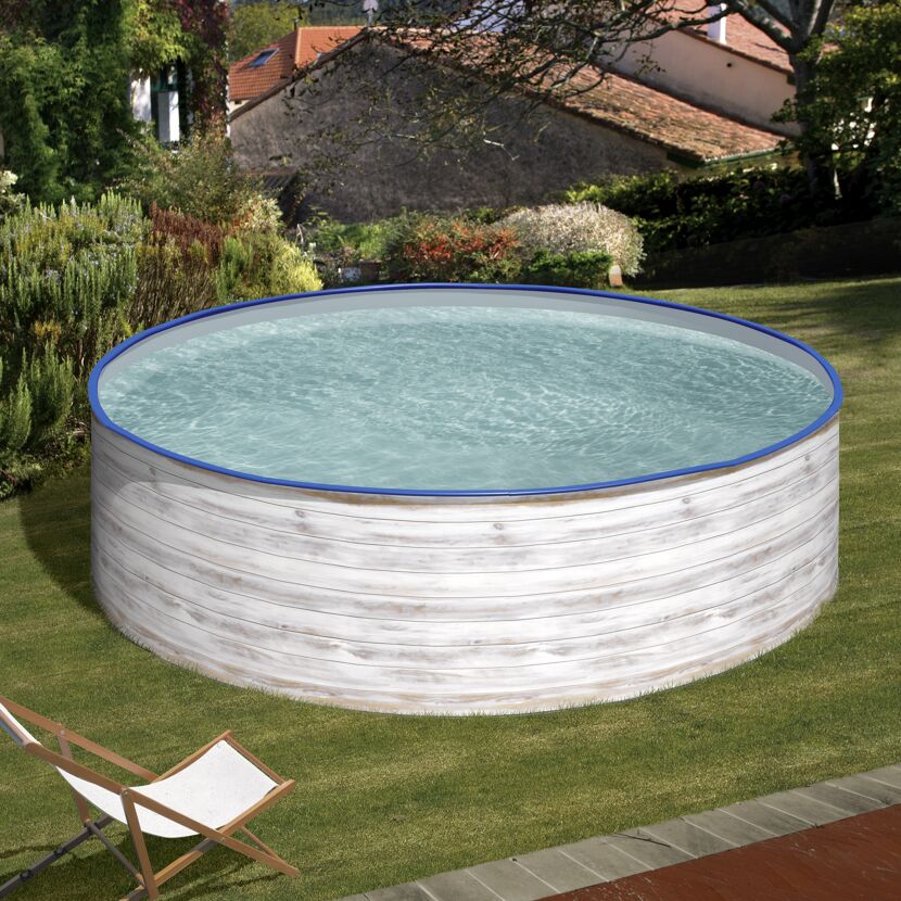 Runder, weißer Aufstellpool im Garten