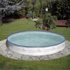 Runder Pool mit Holzverkleidung im Garten
