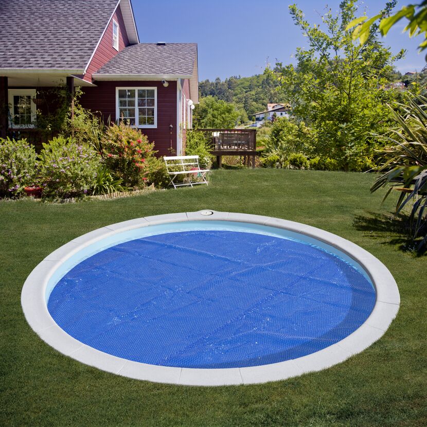 Runder Pool mit blauer Isolierabdeckung