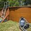 Brauner Aufstellpool mit Leiter und Sandfilteranlage