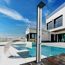 Pool mit Außendusche und Gebäude im Hintergrund