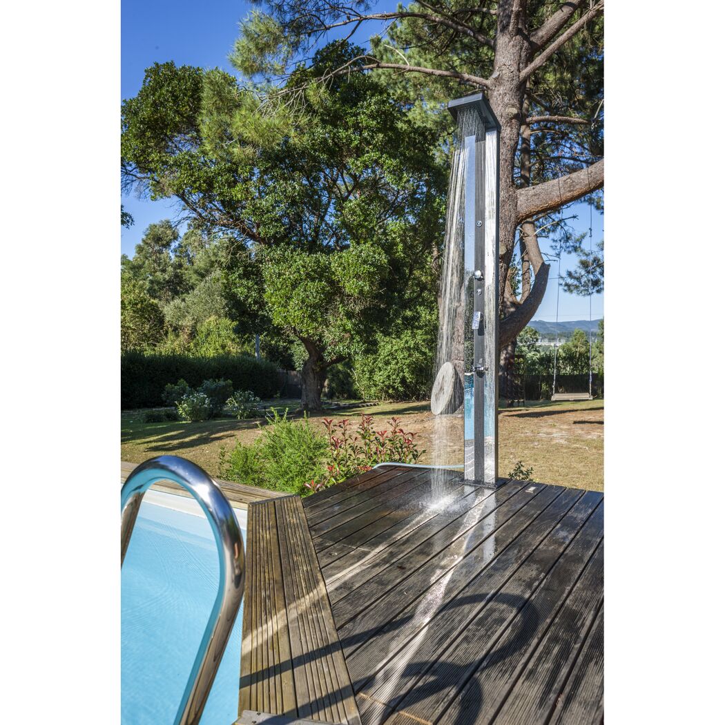 Solardusche auf Holzterrasse am Pool