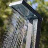 Solardusche mit Wasserstrahl