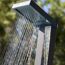 Solardusche mit Wasserstrahl