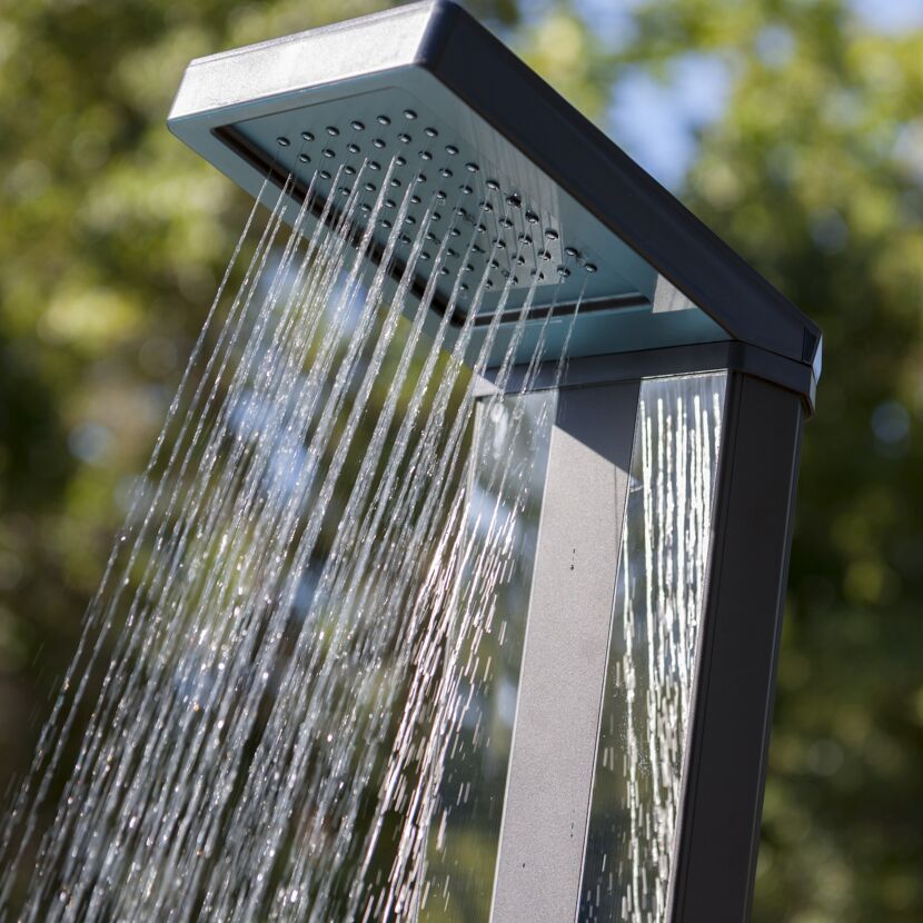 Solardusche mit Wasserstrahl