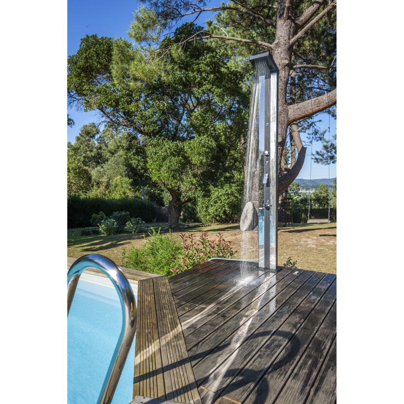 Solardusche auf Holzterrasse neben Pool