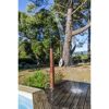 Solardusche in Holzoptik mit laufendem Wasser