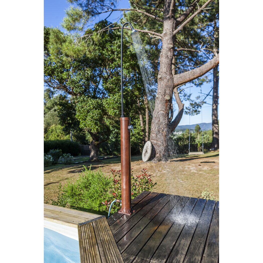 Solardusche in Holzoptik mit laufendem Wasser