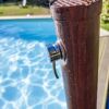 Pooldusche mit Holzoptik neben einem Pool