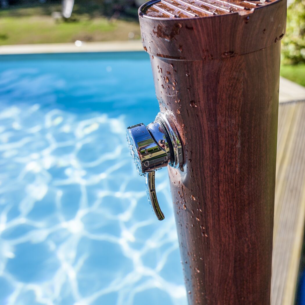 Pooldusche mit Holzoptik neben einem Pool