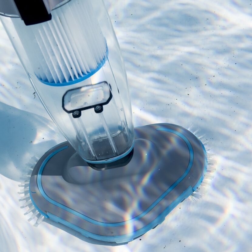 Elektrischer Poolreiniger im Pool