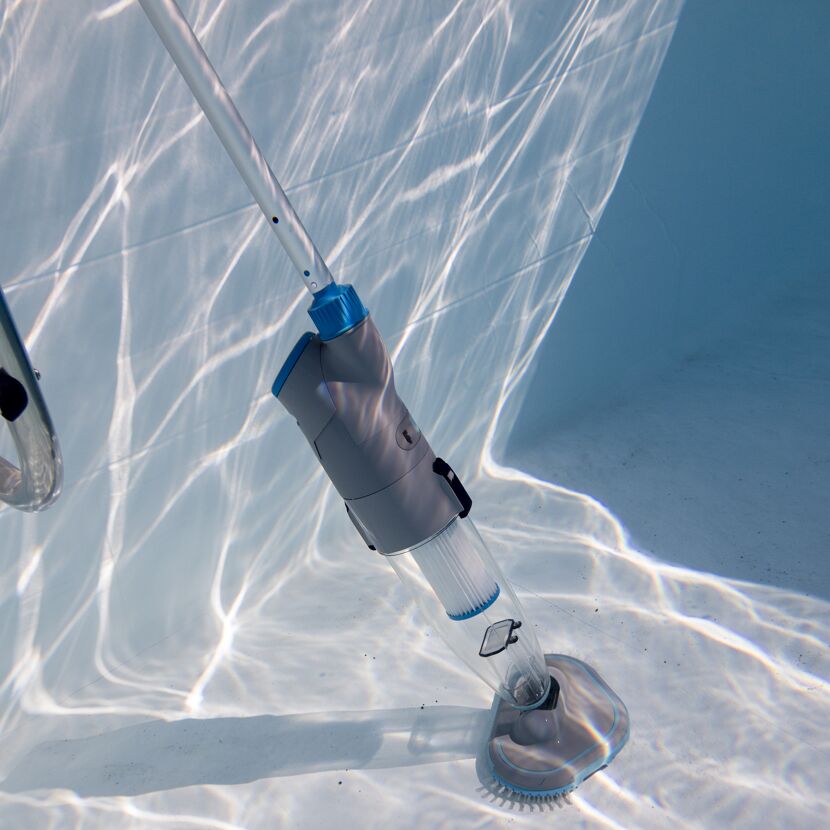 Elektrischer Poolreiniger im Schwimmbecken