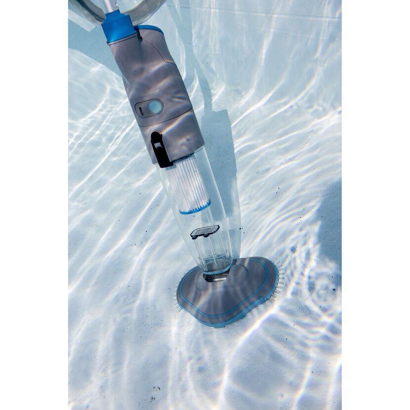 Elektrischer Poolreiniger im Pool