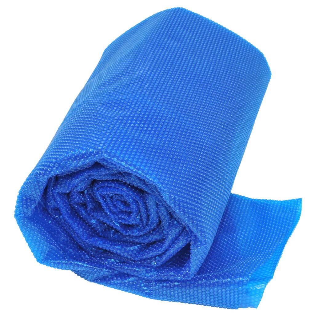 Zusammengerollte blaue Solar-Poolabdeckung