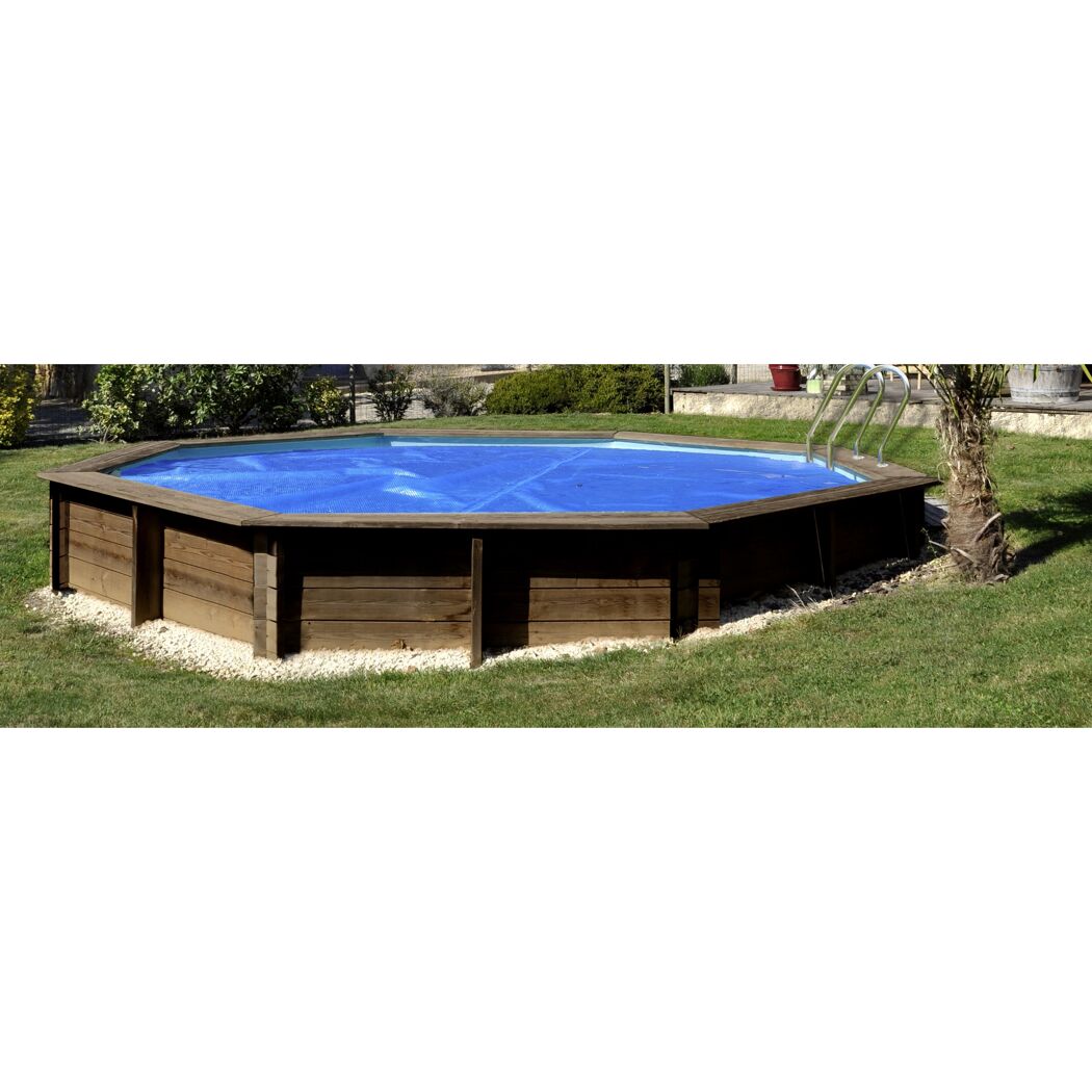 Achteckiger Pool mit blauer Abdeckung
