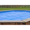 Abgedeckter blauer Pool im Garten