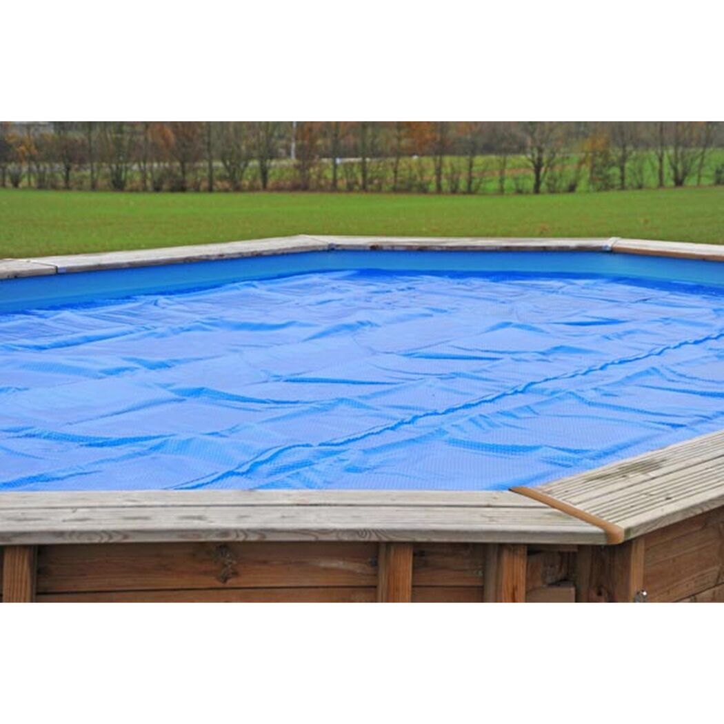 Abgedeckter blauer Pool im Garten
