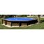 Achteckiger Holzpool mit blauer Abdeckplane