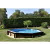 Achteckiger Pool mit Holzrahmen im Garten