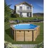 Sechseckiger Holzpool mit blauer Innenfolie und Leiter im Garten.