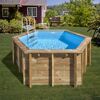 Achteckiger Holzpool mit Leiter im Garten.