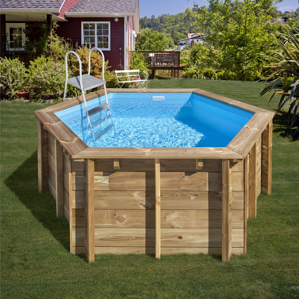 Achteckiger Holzpool mit Leiter im Garten.