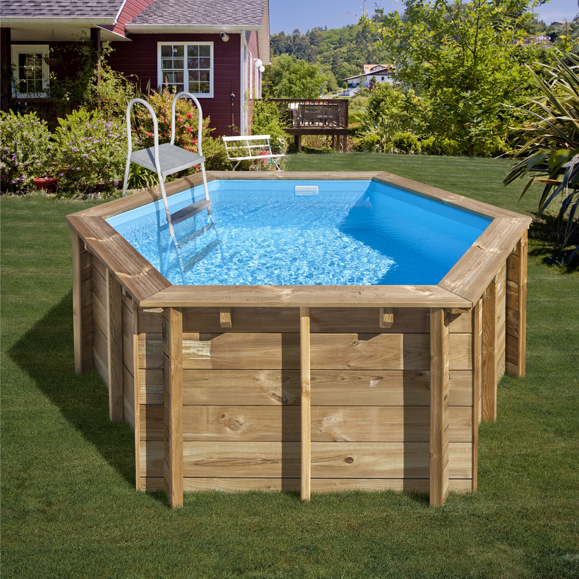 Achteckiger Holzpool mit Leiter im Garten.