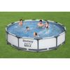 Familie im Bestway Steel Pro Max Pool