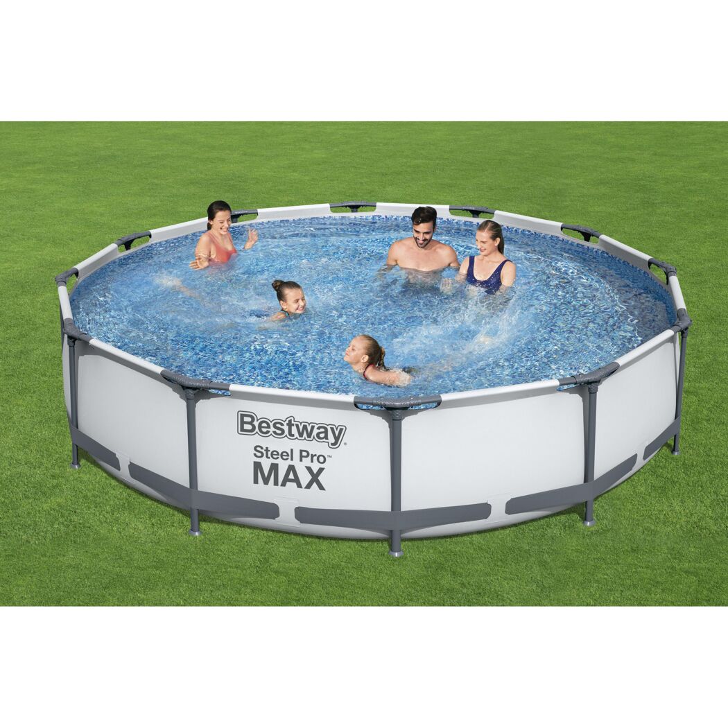 Familie im Bestway Steel Pro Max Pool
