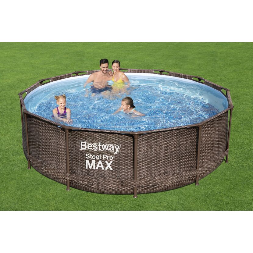 Familie im Bestway Steel Pro Max Pool