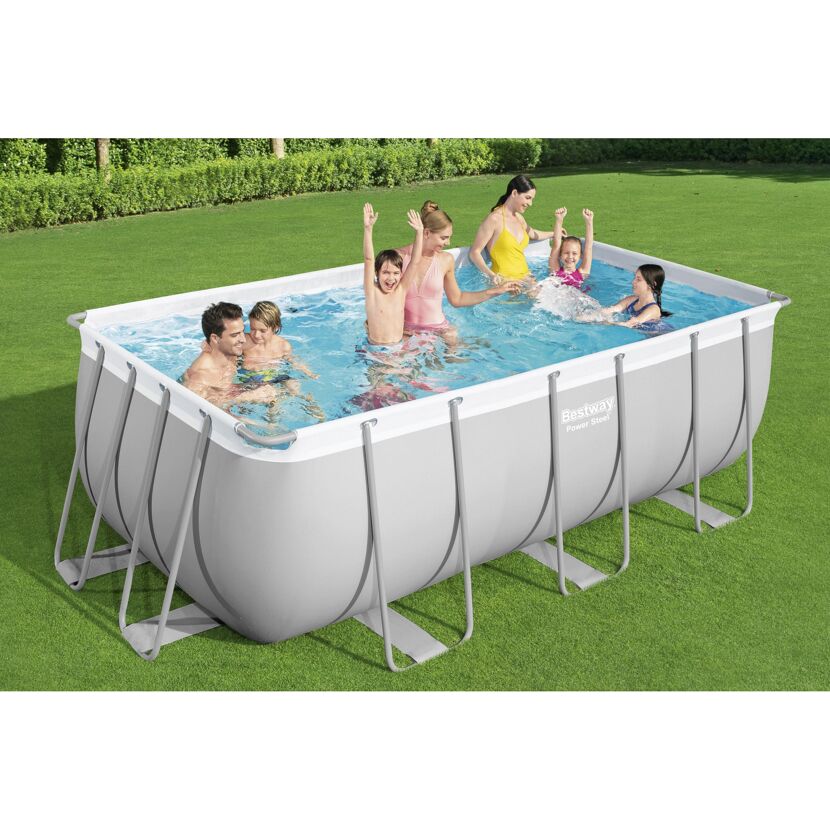 Familie im Bestway Power Steel Pool