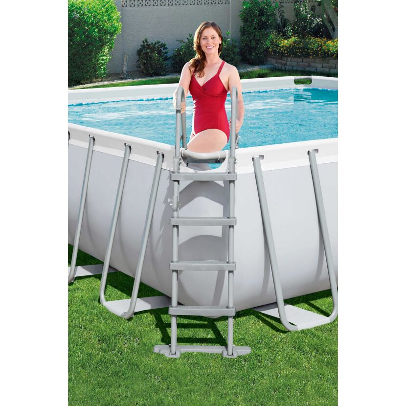Person benutzt Poolleiter, um in einen Aufstellpool zu gelangen.